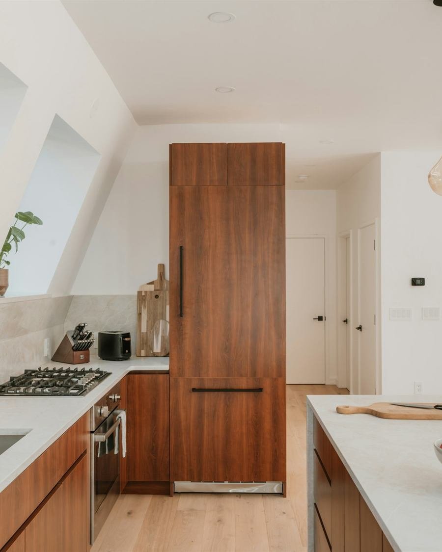 Carpinteiro a cortar um painel de armário de cozinha com serra tico-tico