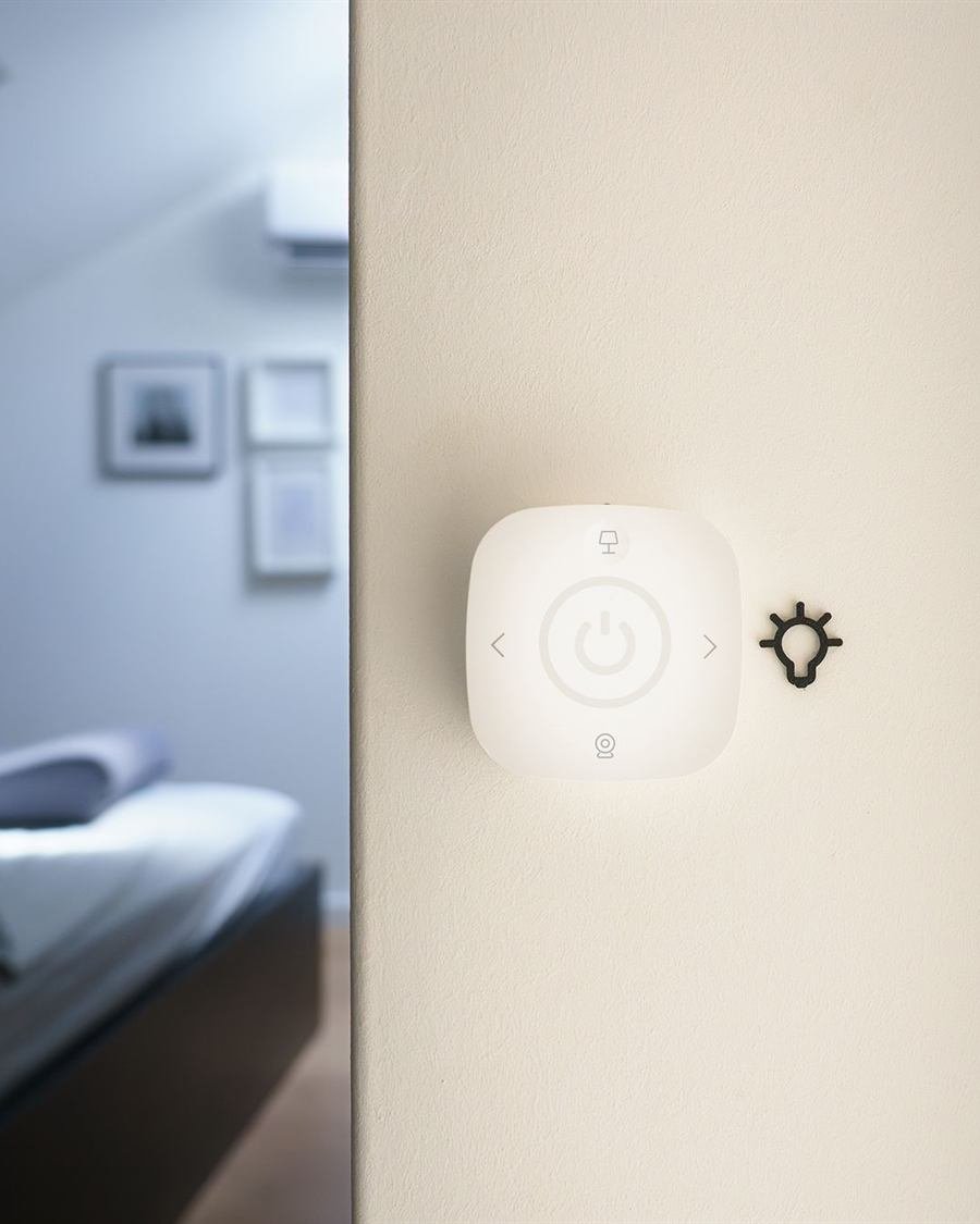 Eletricista a verificar o quadro elétrico de uma habitação