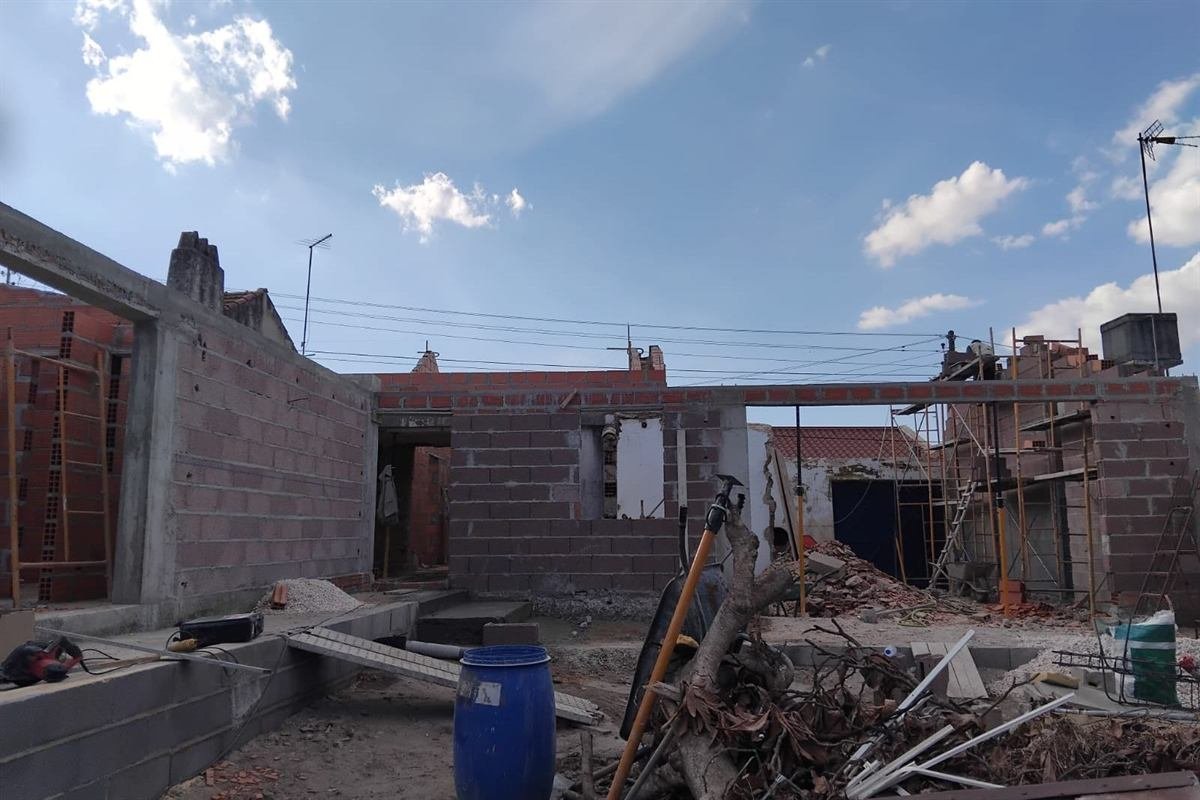 Moradia em ampliação: paredes de tijolo e pilares de betão