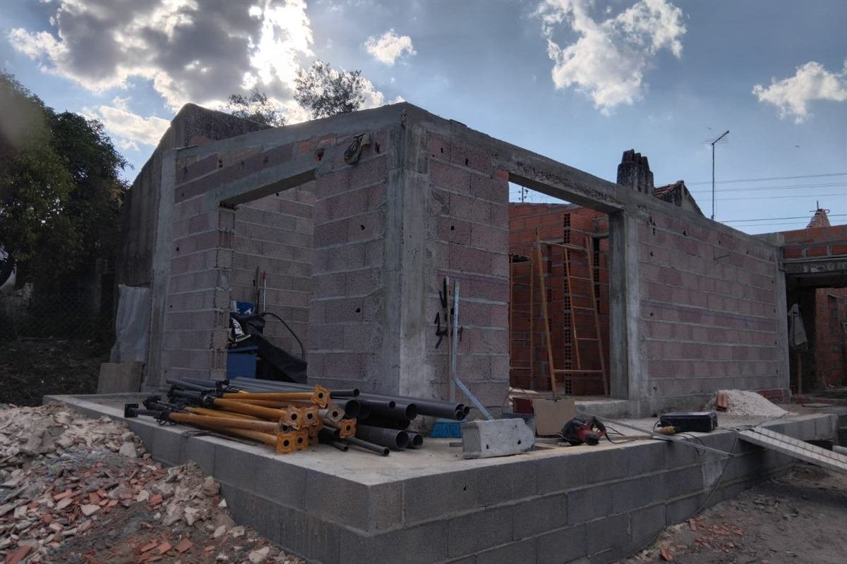 Estrutura de moradia em construção, com lintéis e paredes de bloco