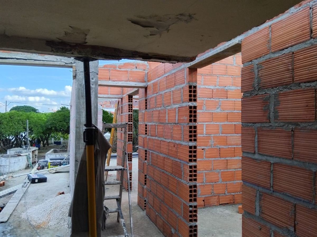 Moradia em obra: paredes de alvenaria e laje de betão da nossa equipa em Vale de Santarém